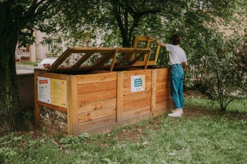 Komunitní zahradní kompostér Praha 6 v ulici Velflíkova